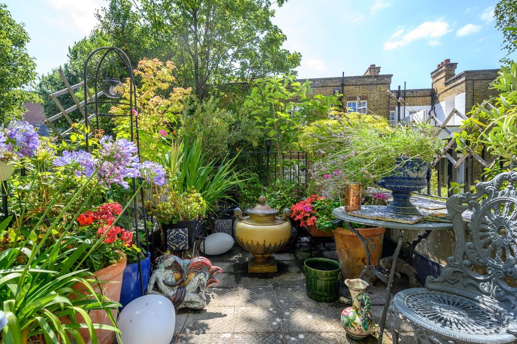 Property photo 3 of 31 Terrace