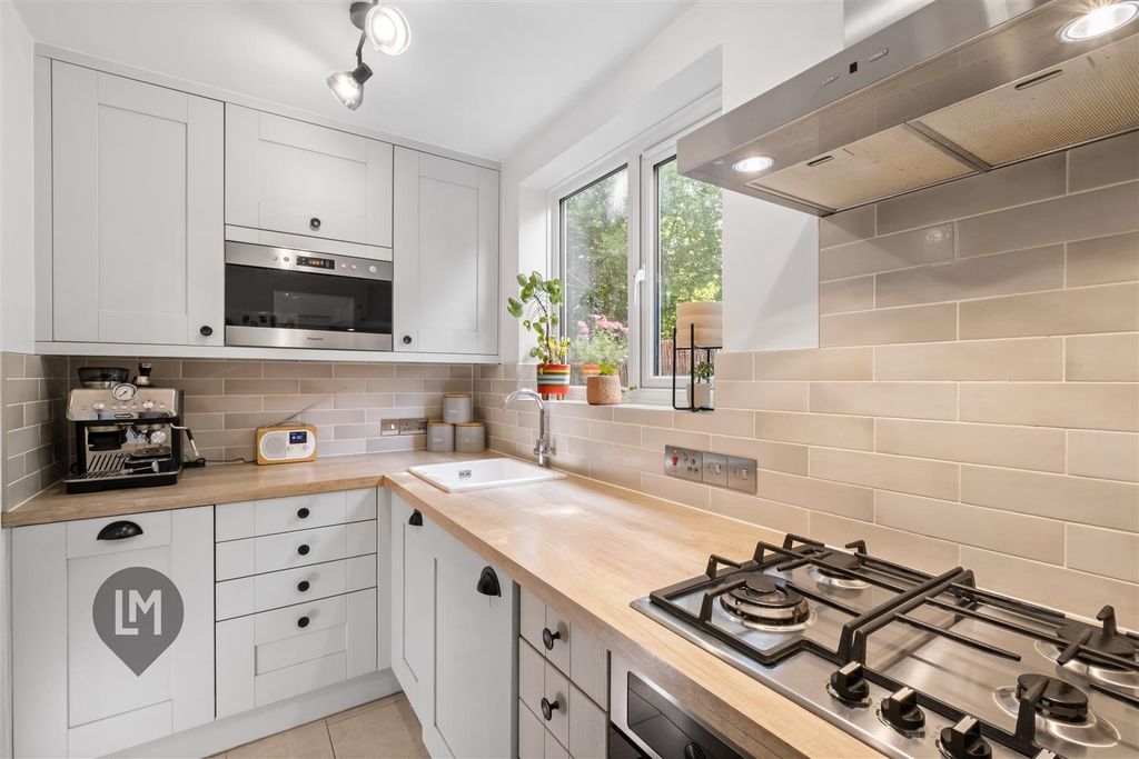 Property photo 2 of 7 Kitchen