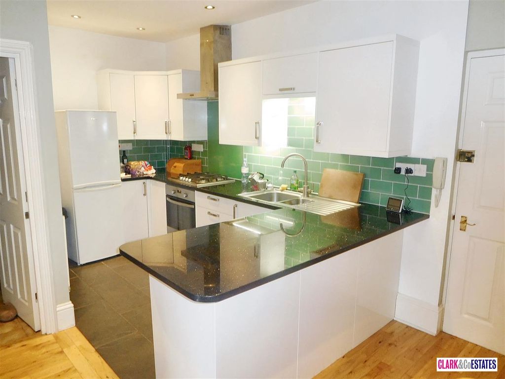 Property photo 2 of 9 Kitchen