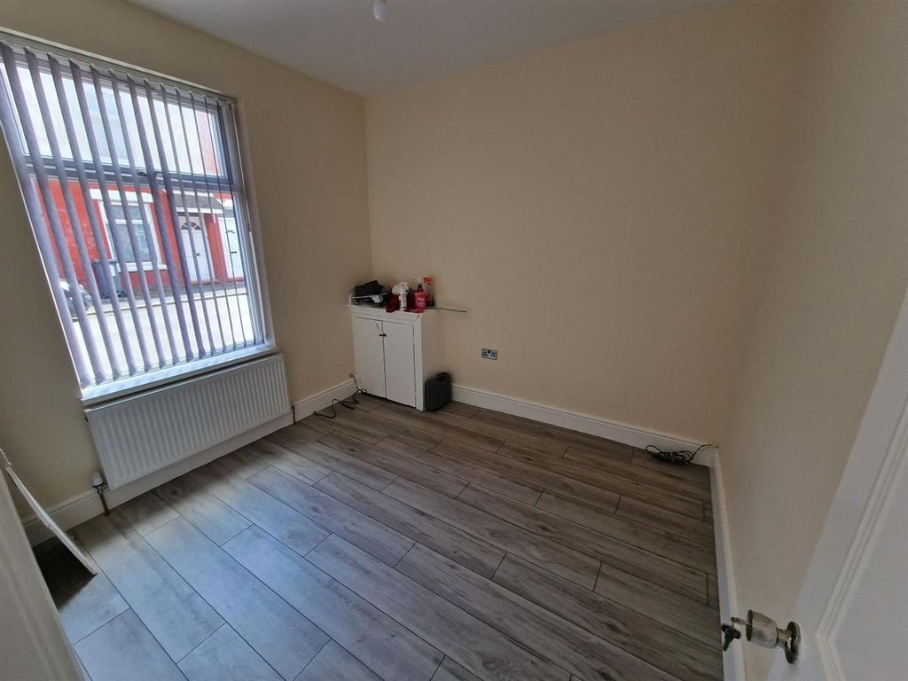 Property photo 3 of 7 A Clean, Simple Single Bedroom Featuring A Large W...