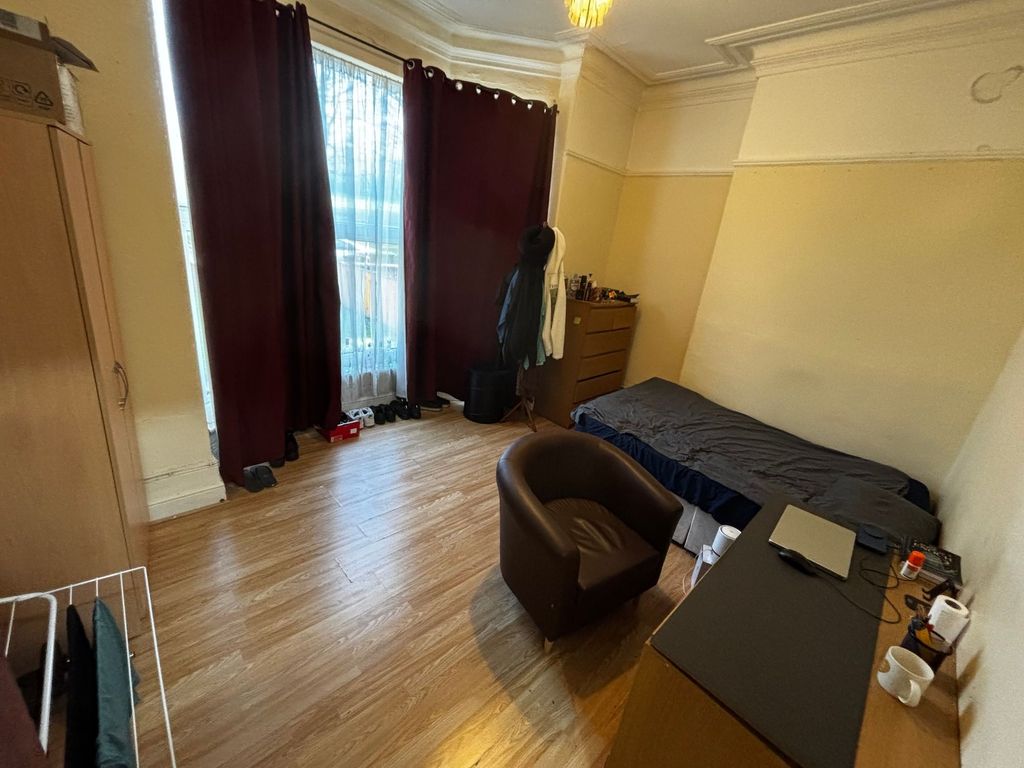 Property photo 2 of 5 Bright Single Bedroom With Large Window And Tall c...