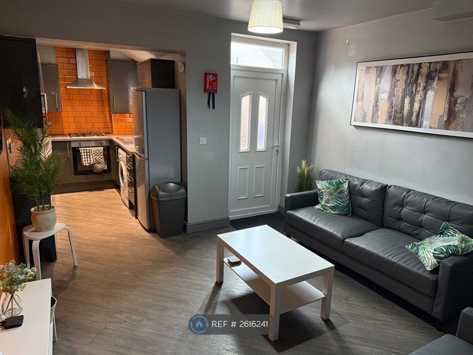 Property photo 1 of 15 Lounge