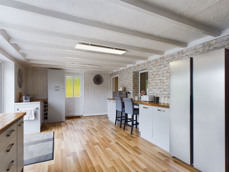 Property photo 3 of 30 Aneth Lowen Kitchen