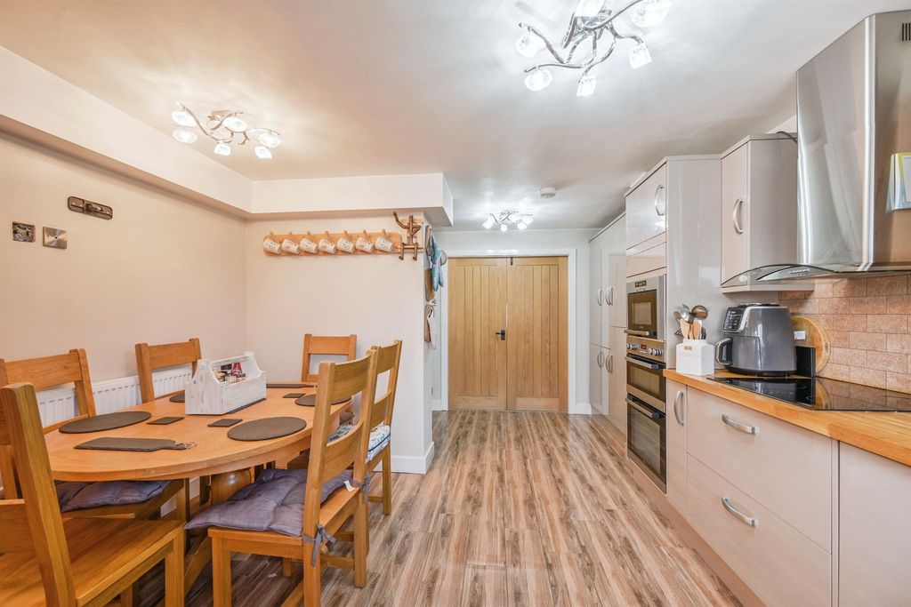 Property photo 3 of 16 Kitchen Diner: