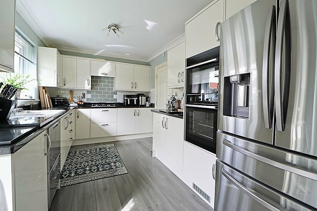 Property photo 3 of 19 Kitchen