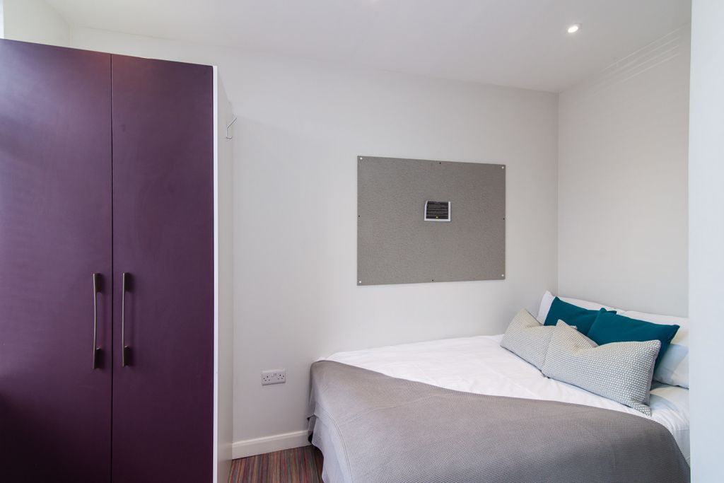 Property photo 3 of 16 80 Beresford Street, Bedroom 1