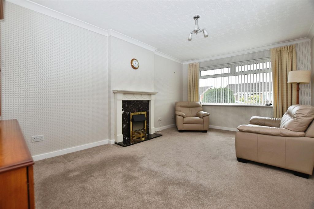 Property photo 3 of 11 Lounge