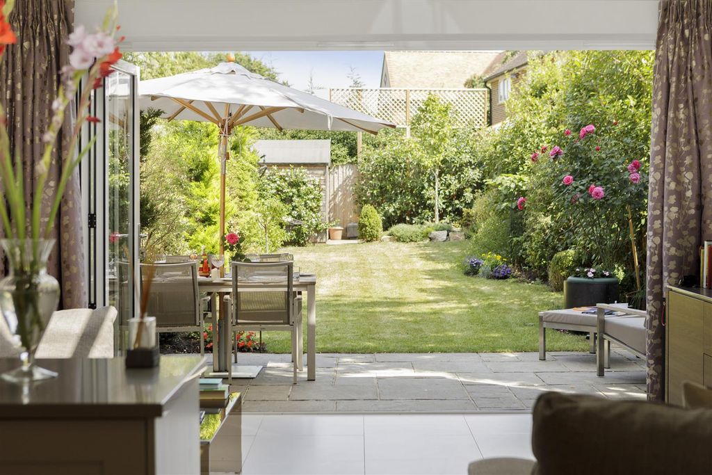 Property photo 2 of 24 6-Coplestone-Chase-Cranley-Road-Guildford-Gu1-2Jw-
