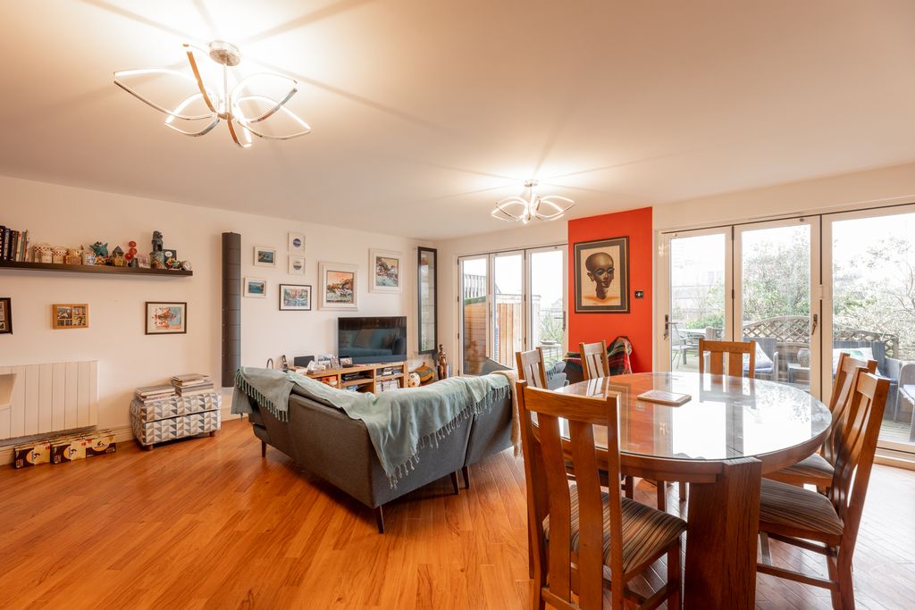 Property photo 2 of 32