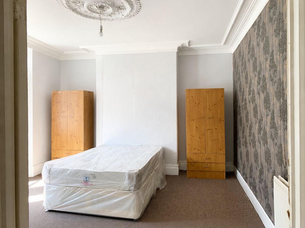 Property photo 2 of 6 Bright Bedroom With Elegant Ceiling Rose Detail...