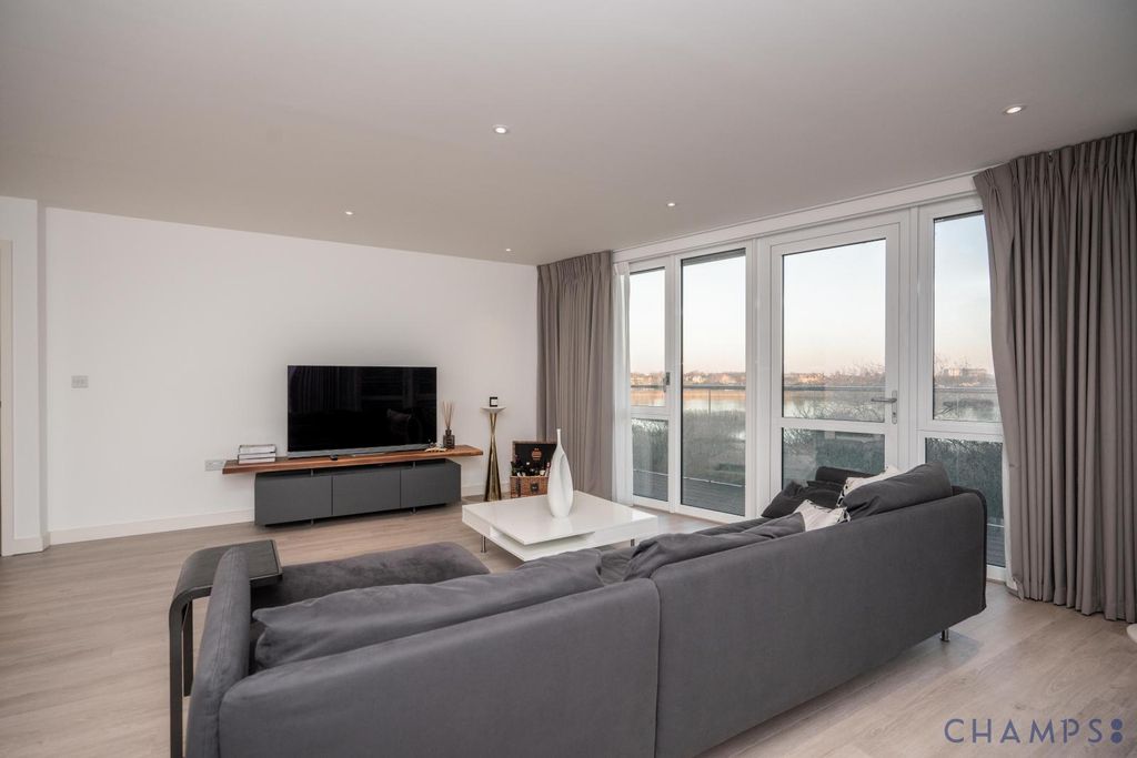 Property photo 1 of 11 Large 3 Bedroom Apartment To Let