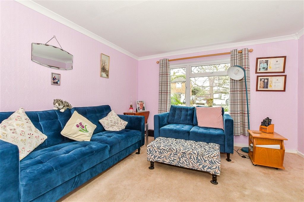 Property photo 3 of 10 Lounge