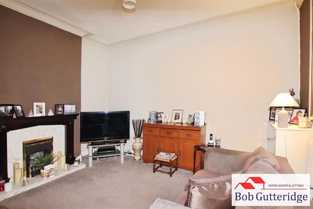 Property photo 3 of 18 Lounge