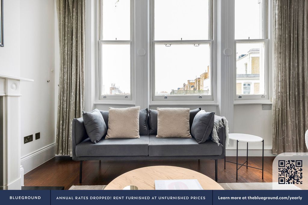 Property photo 3 of 21 Living Room