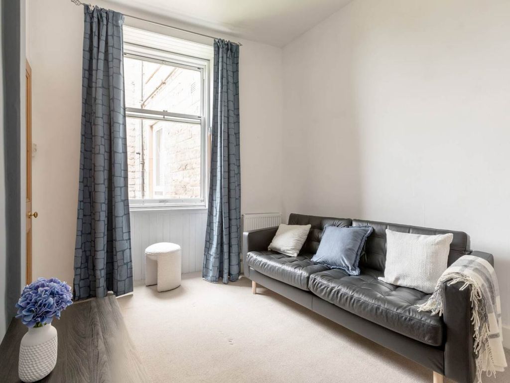 Property photo 3 of 14 70147_Roseburnpl-009