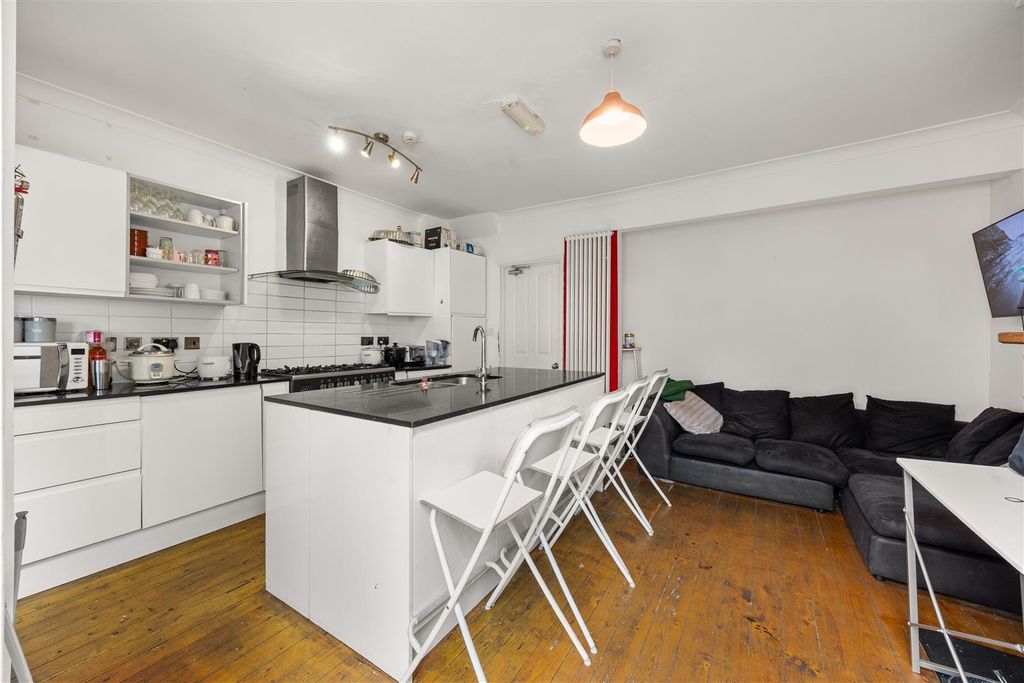 Property photo 3 of 13 Pendennis Park-21.Jpg