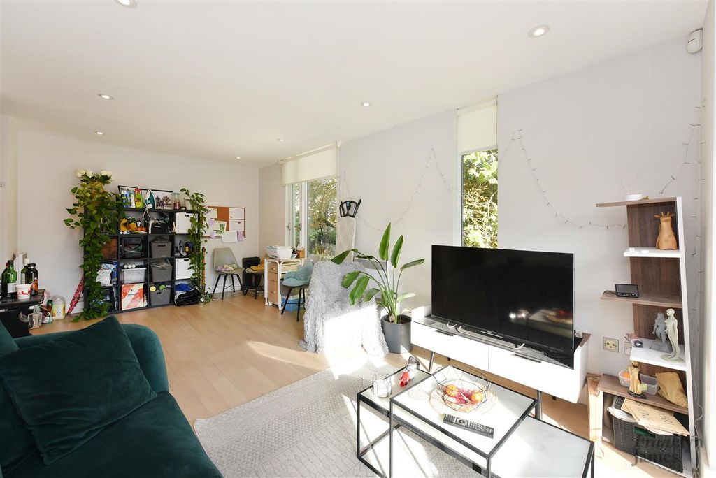 Property photo 2 of 14 Grosvenor Court (11).Jpg