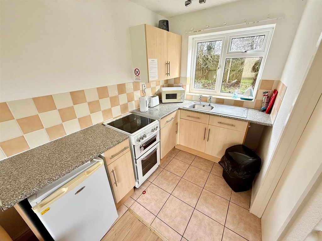 Property photo 2 of 8 Kitchen