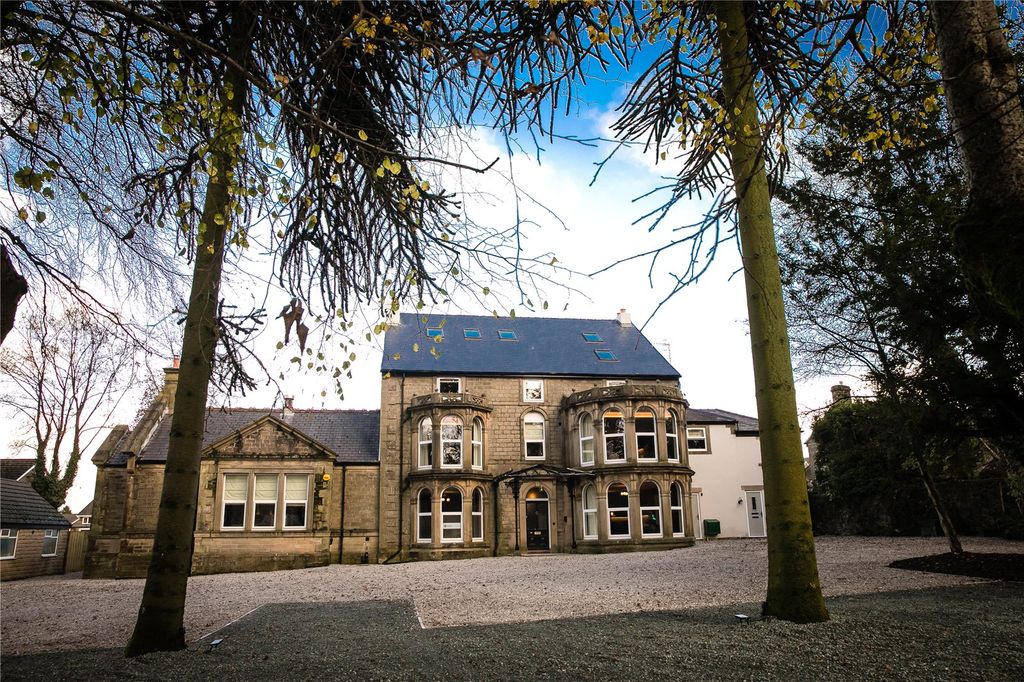 Property photo 1 of 76 Buxton Manor