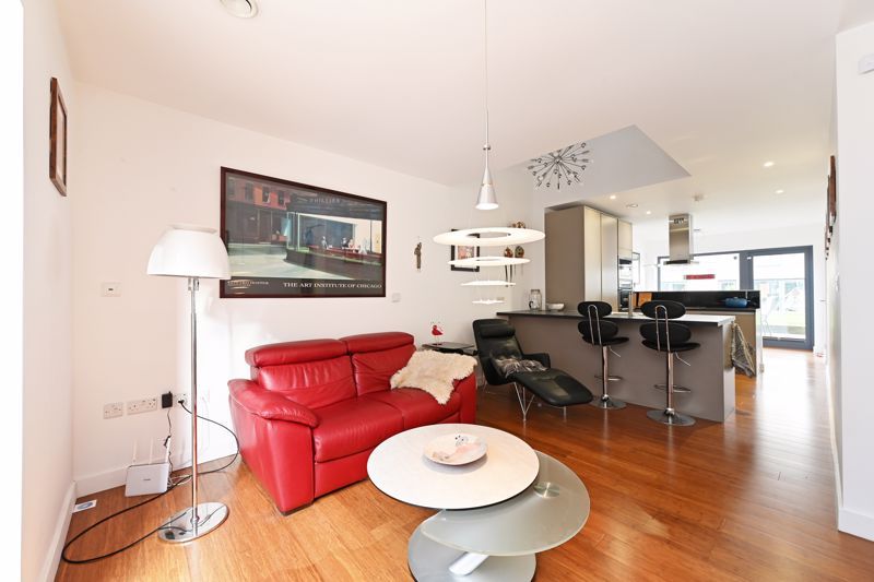 Property photo 3 of 34 Lounge
