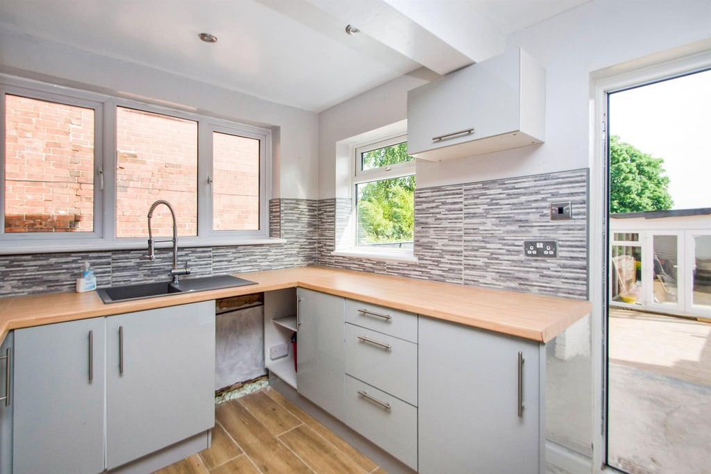 Property photo 3 of 12 Kitchen