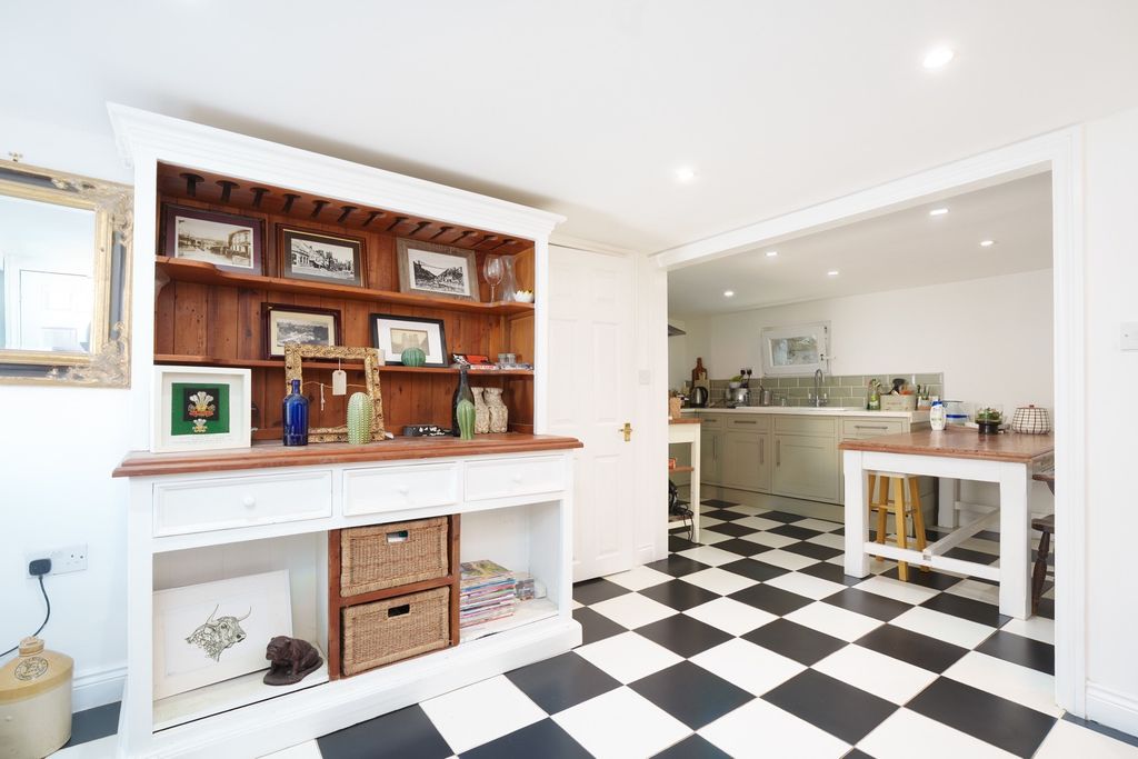 Property photo 2 of 11 5189495