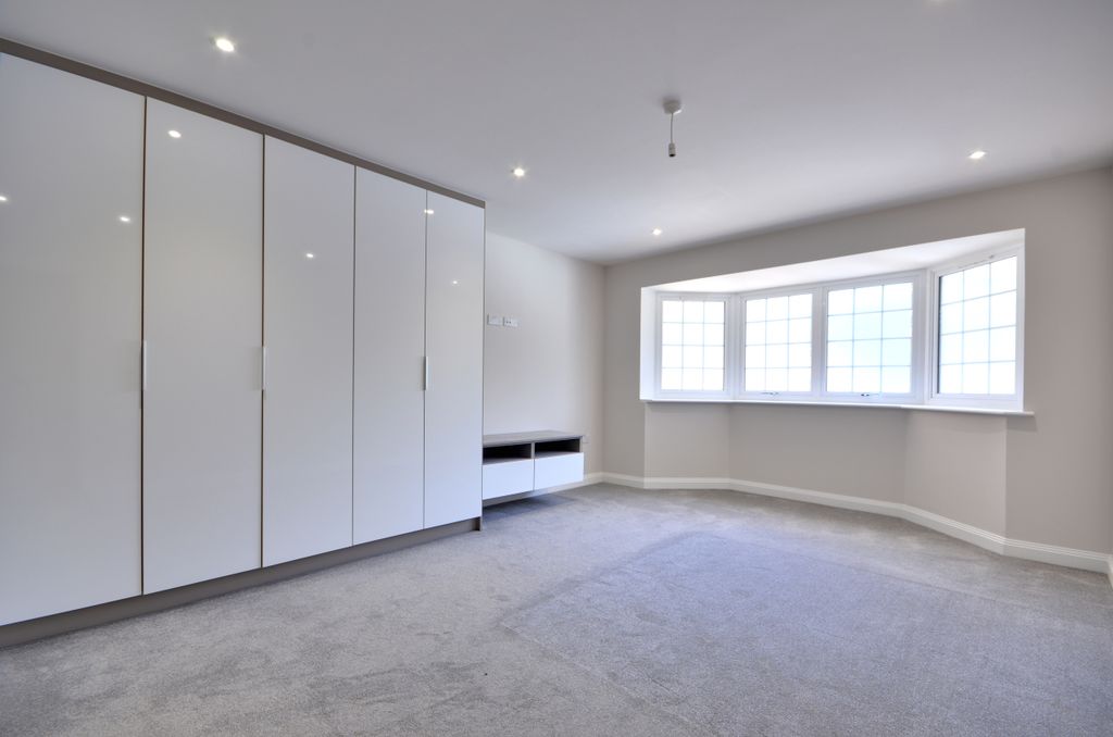 Property photo 3 of 8 Bed 1