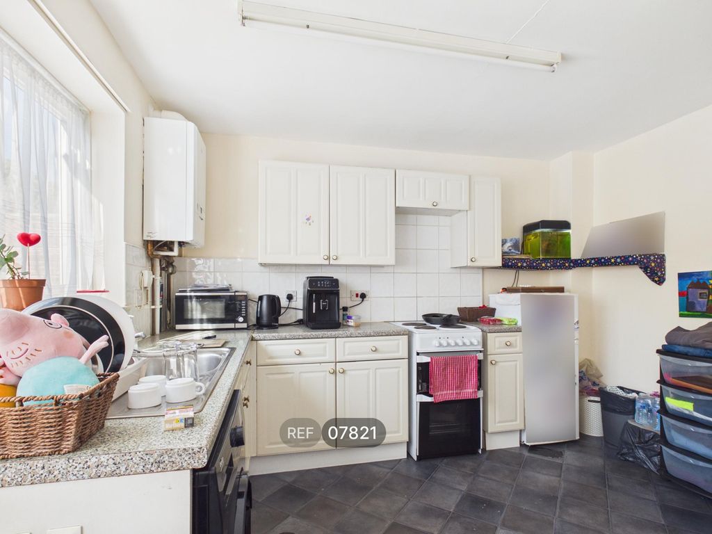 Property photo 3 of 10 Kitchen