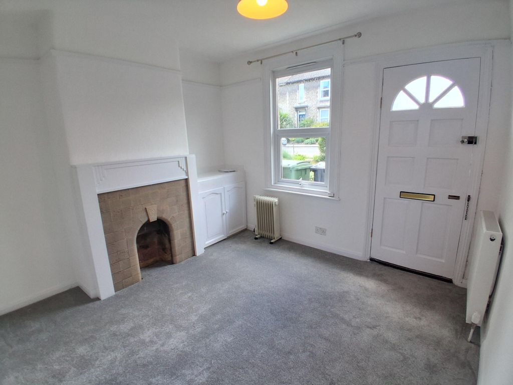 Property photo 2 of 8 L Room