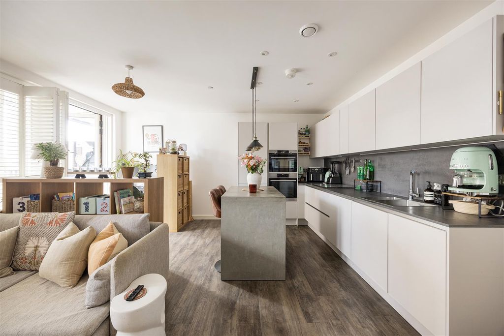 Property photo 3 of 25 Clarkson Crescent, E17