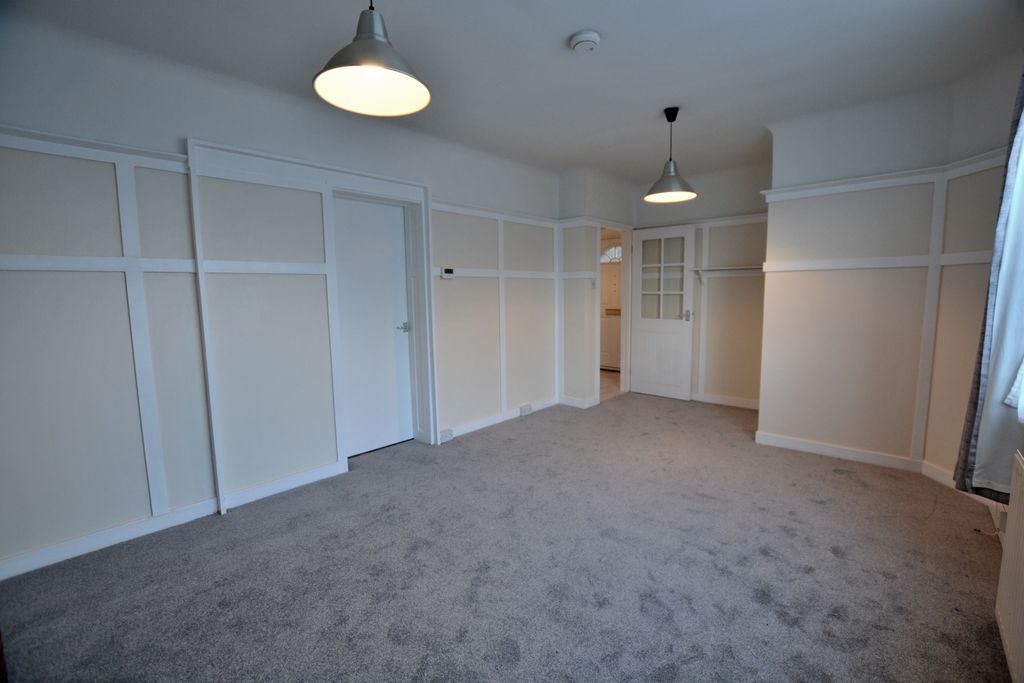 Property photo 3 of 8 Lounge2