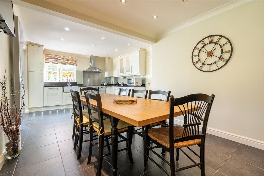 Property photo 3 of 10 Kitchen