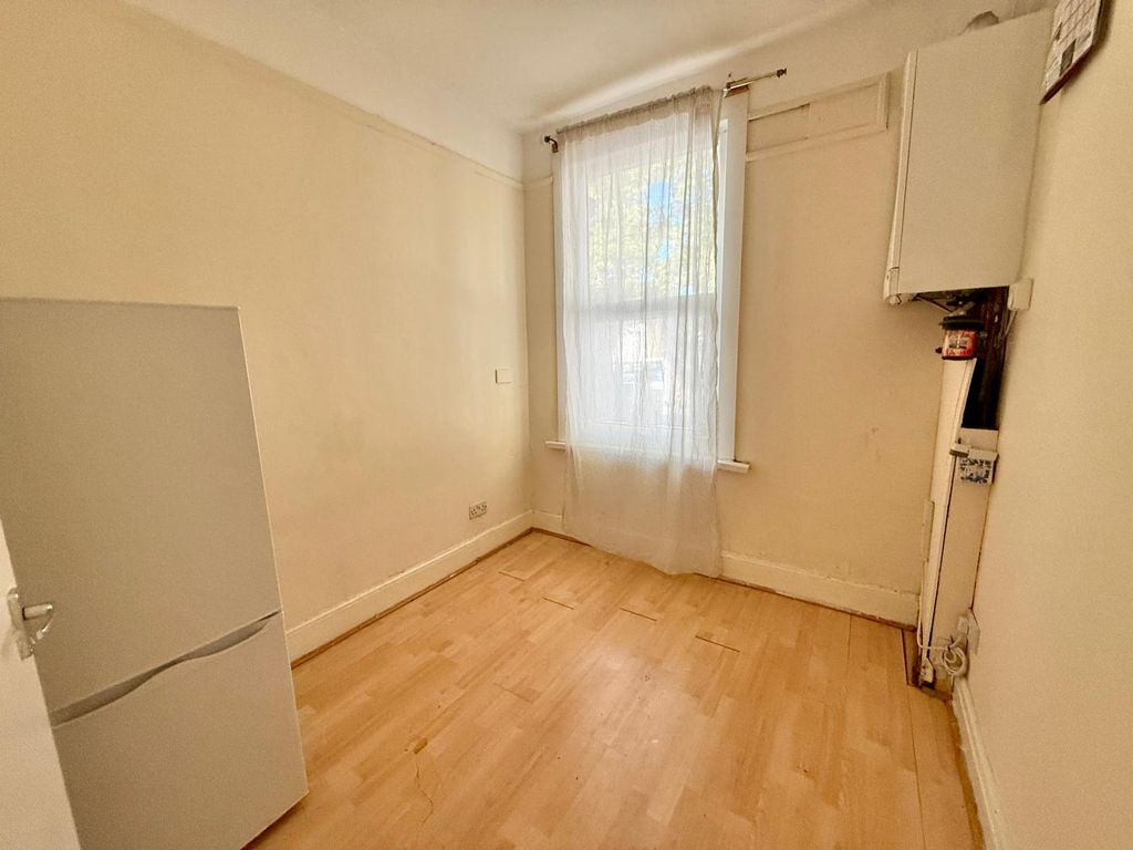 Property photo 1 of 6 2-Bedroom First Floor Flat In Plaistow