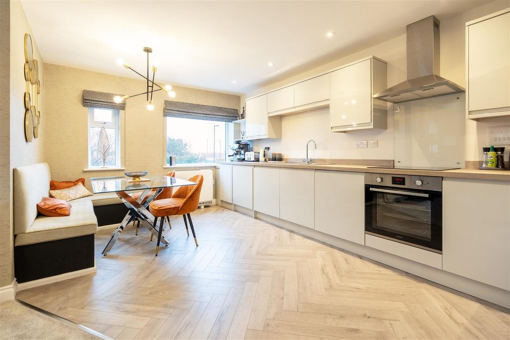 Property photo 3 of 8 Kitchen