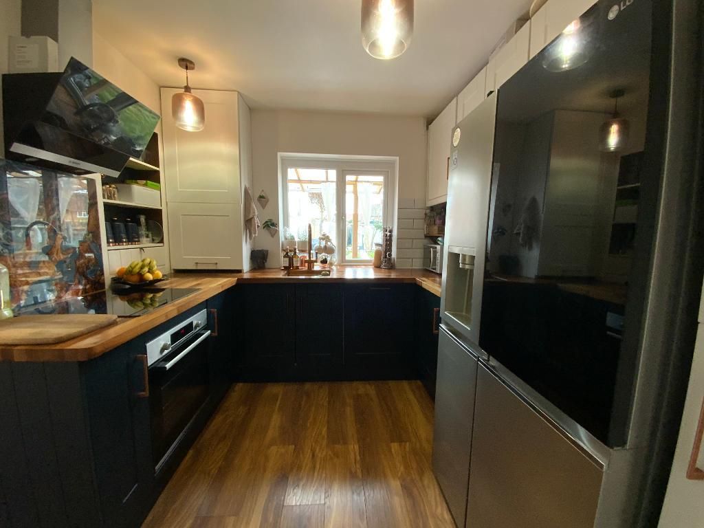 Property photo 3 of 18 Kitchen 11'8 x 8'10