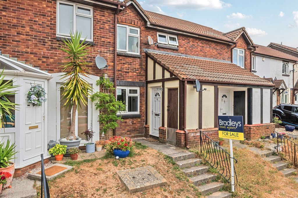 Property photo 1 of 16 Bakers Close
