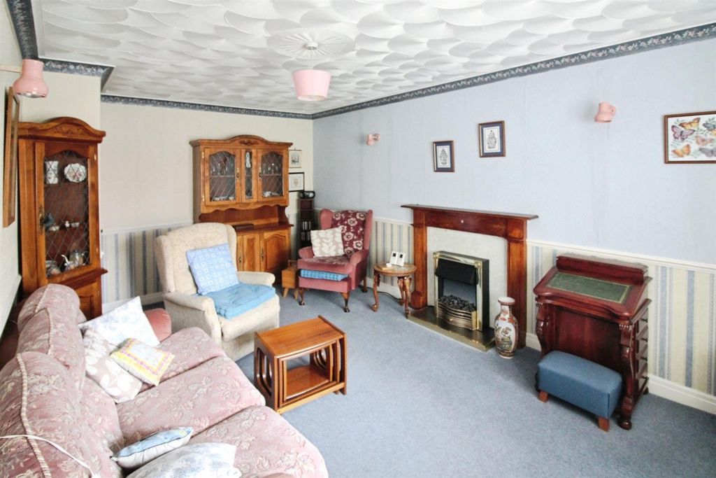 Property photo 3 of 8 Lounge