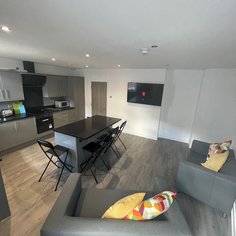 Property photo 1 of 12 Open-Plan Living!