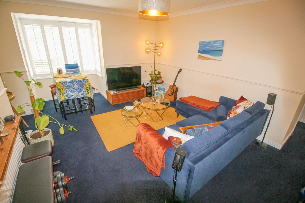 Property photo 3 of 7 Lounge
