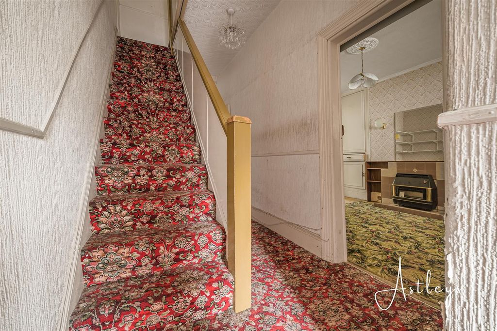 Property photo 2 of 16 Hallway