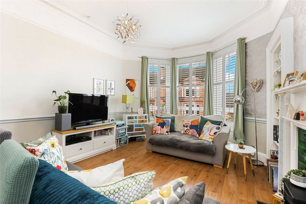 Property photo 3 of 18 Lounge