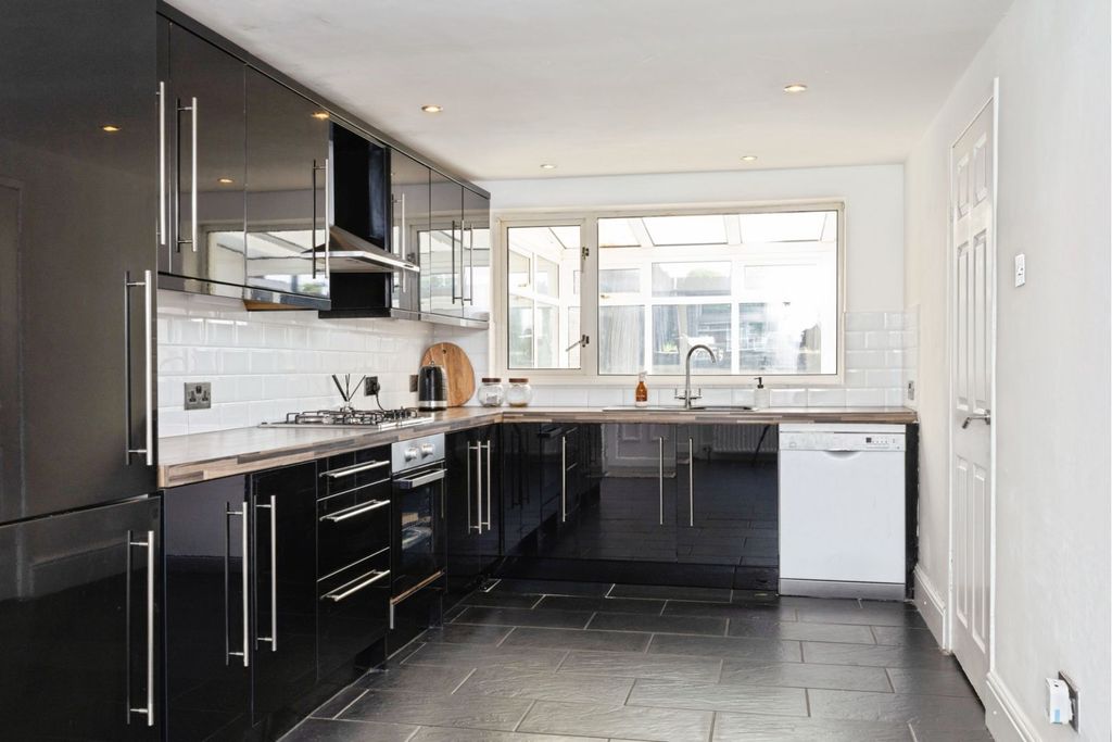 Property photo 2 of 23 Kitchen/Diner