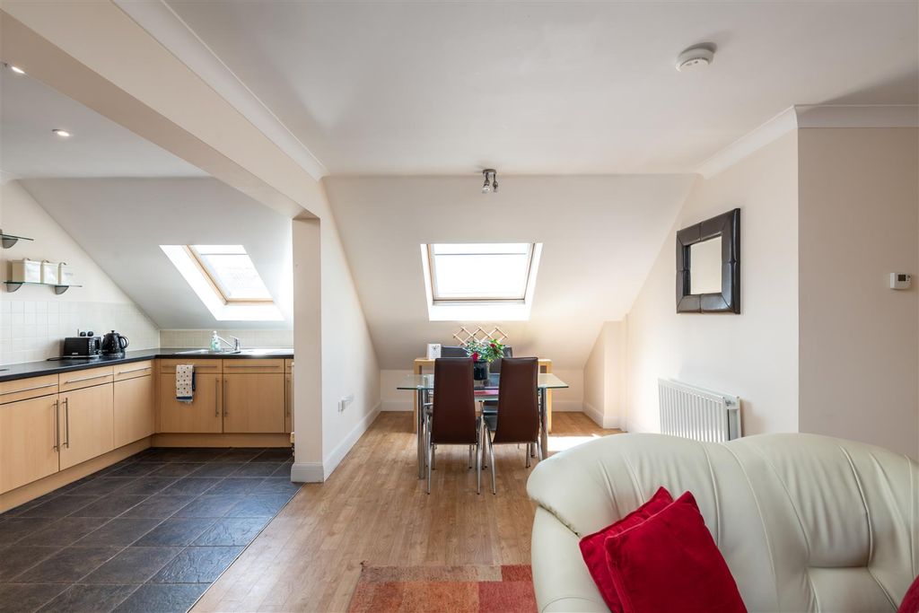 Property photo 3 of 12 75 Quadrangle Internals9.Jpg