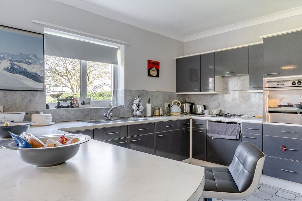 Property photo 2 of 27