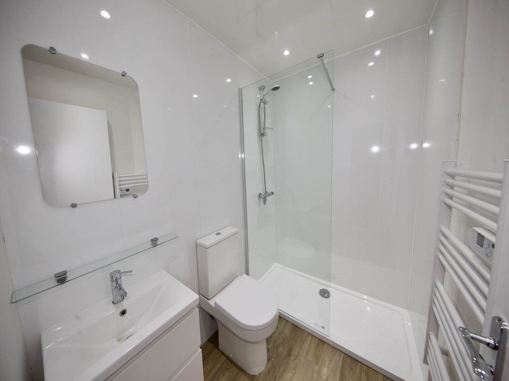 Property photo 3 of 6 14 3-1 Shower Room