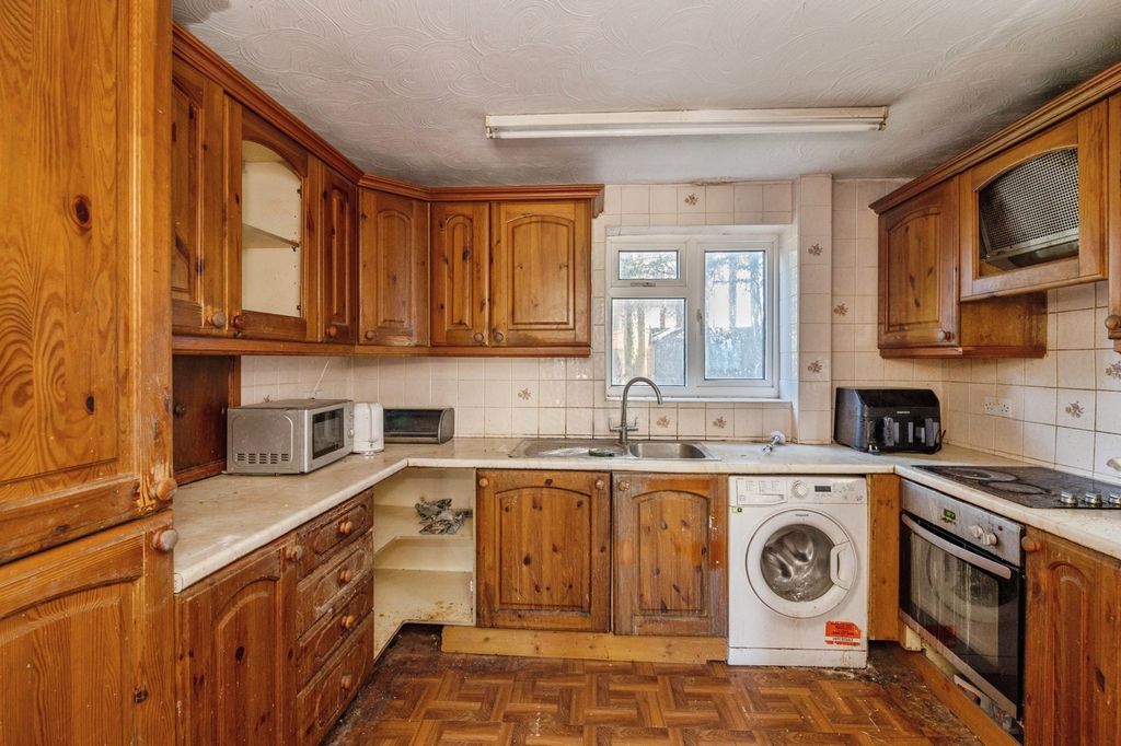 Property photo 3 of 14 Kitchen