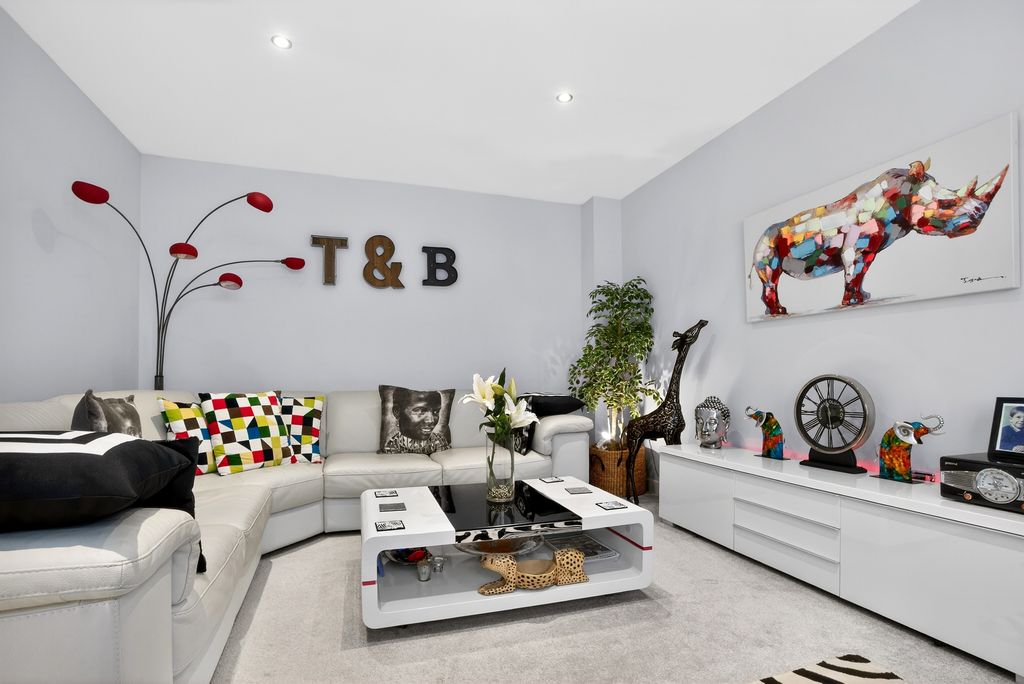 Property photo 3 of 25 Lounge