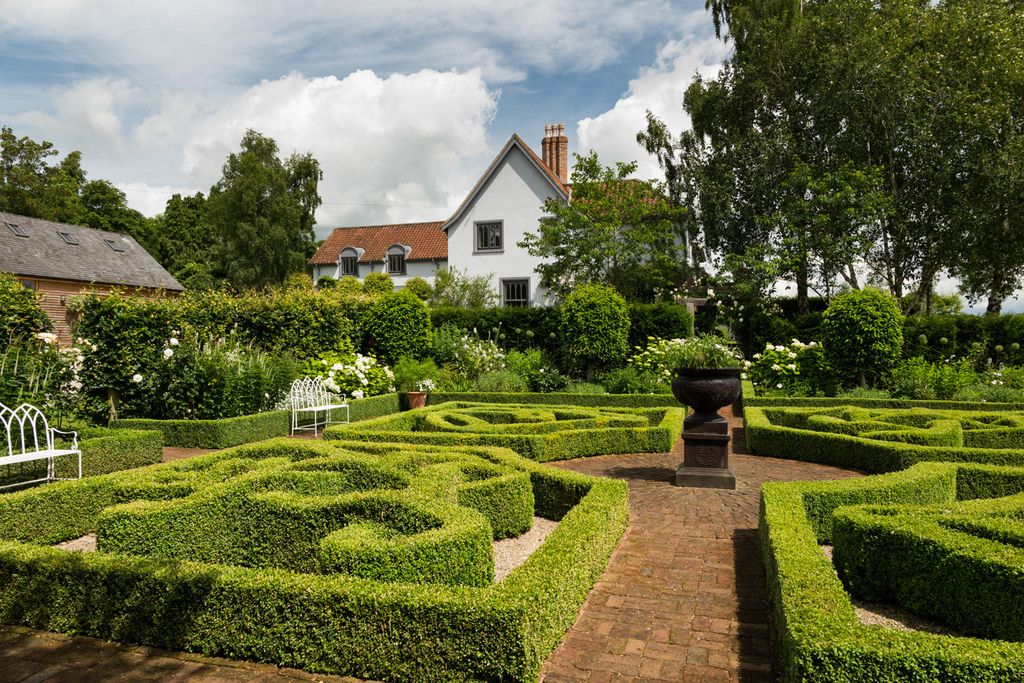 Property photo 1 of 24 Gardens