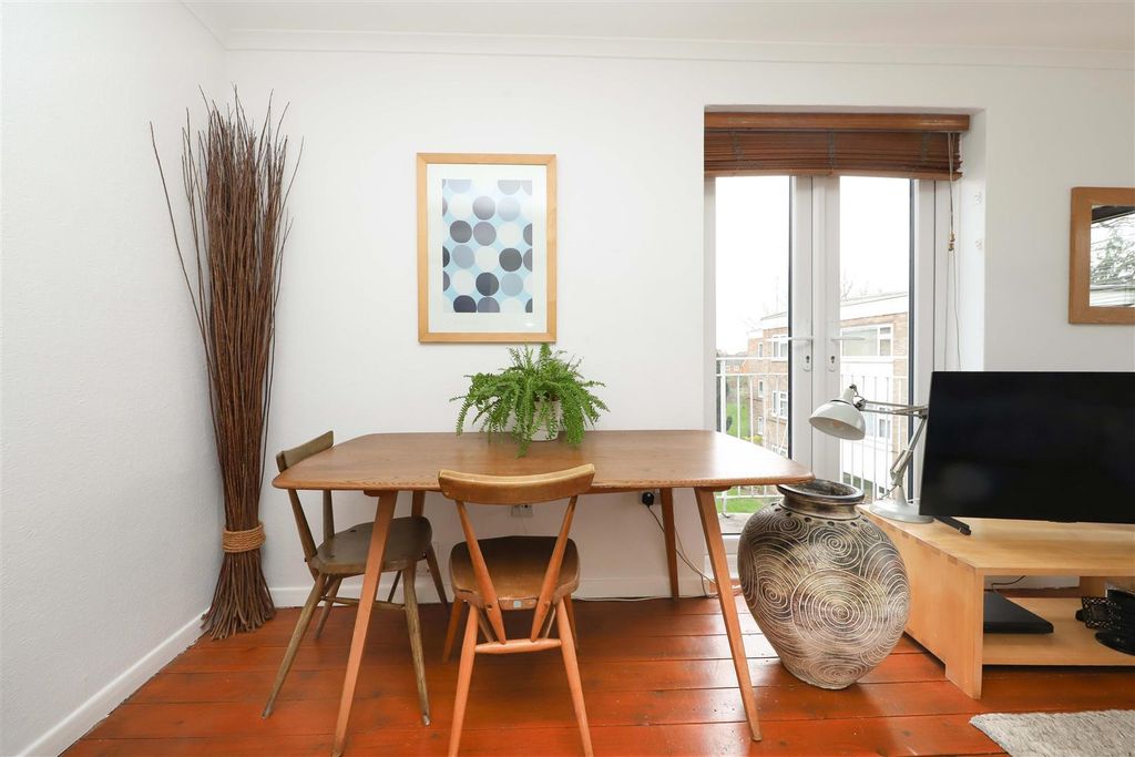 Property photo 3 of 11 Dining Area