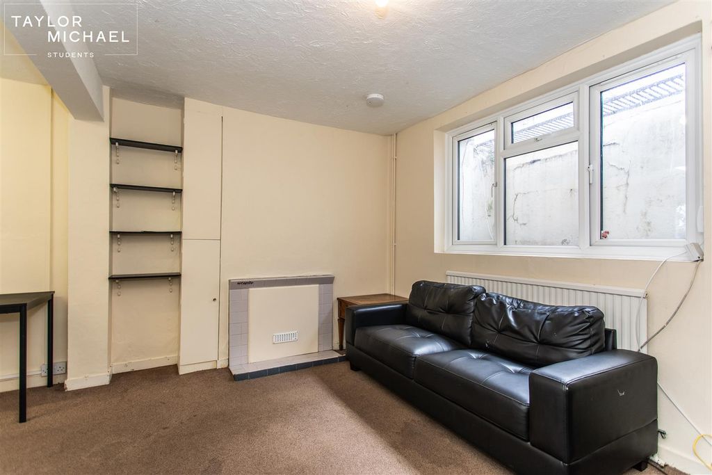 Property photo 2 of 17 Livingroom